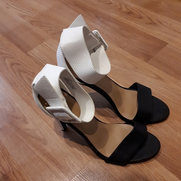 Buckle Snake pattern heels - Picture 3 of 4